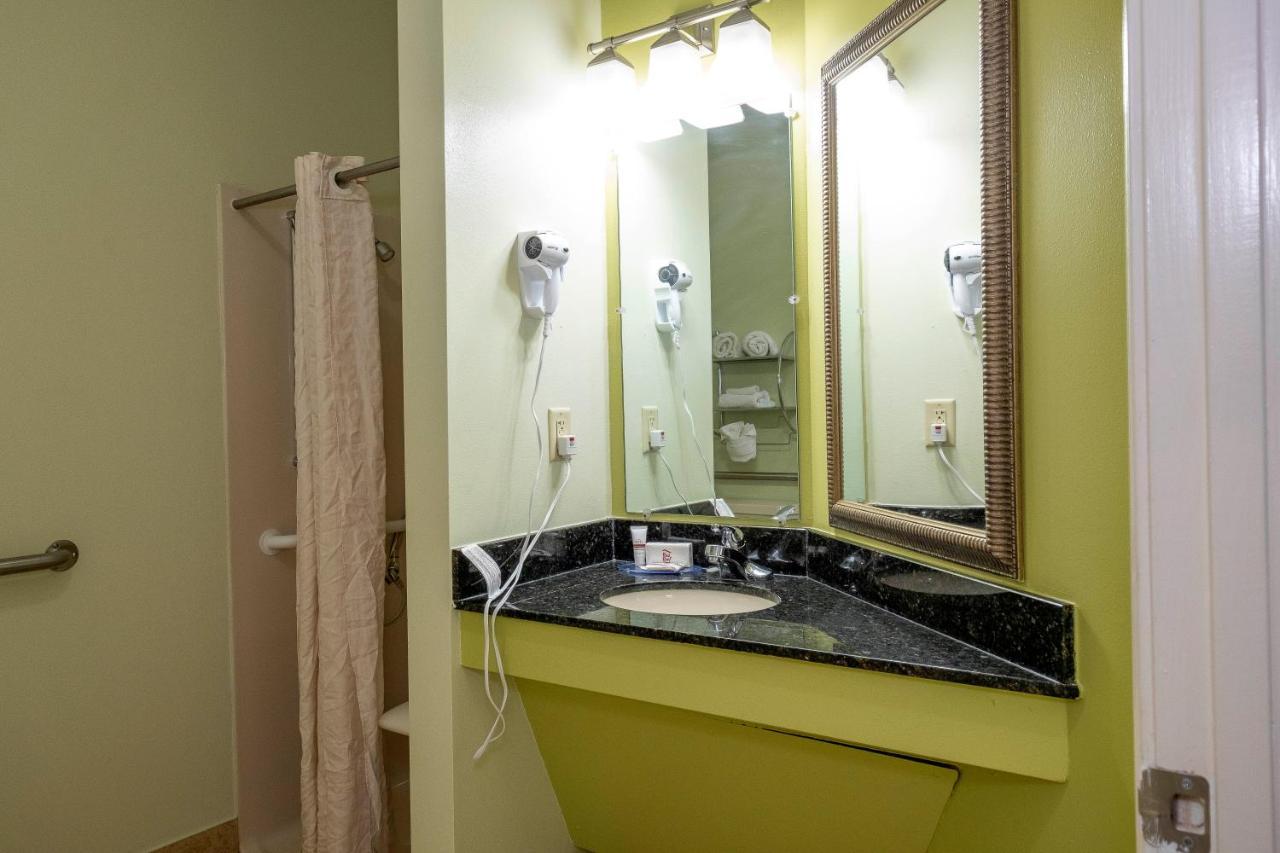 Red Roof Inn & Suites Уилсон Экстерьер фото
