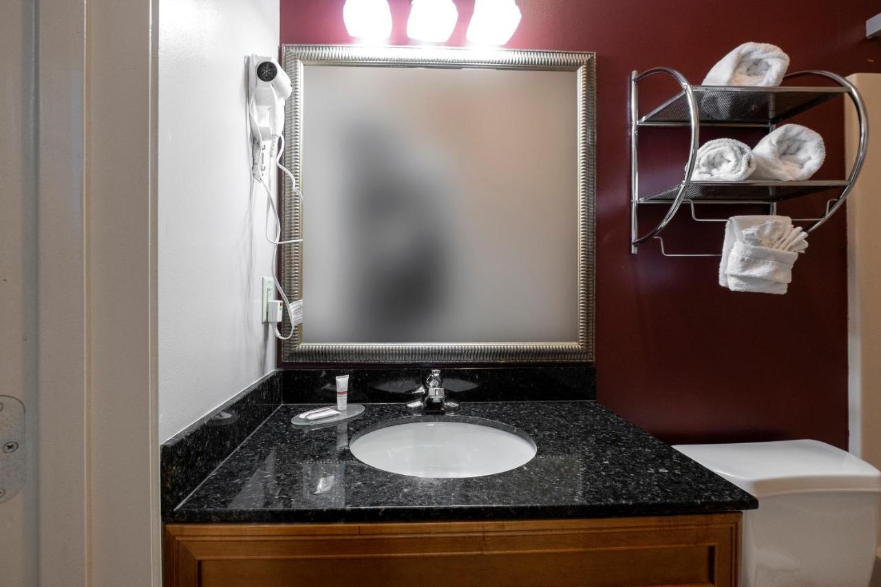 Red Roof Inn & Suites Уилсон Экстерьер фото