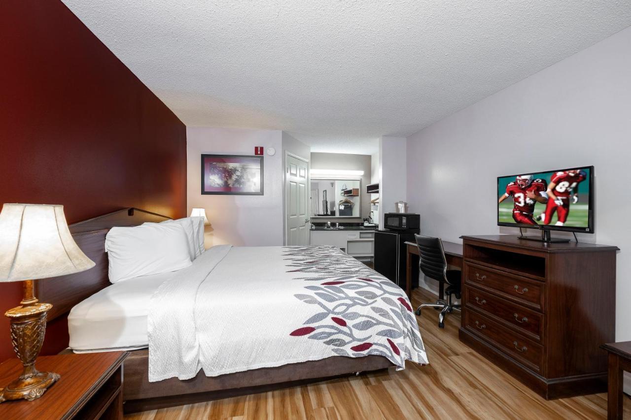 Red Roof Inn & Suites Уилсон Экстерьер фото