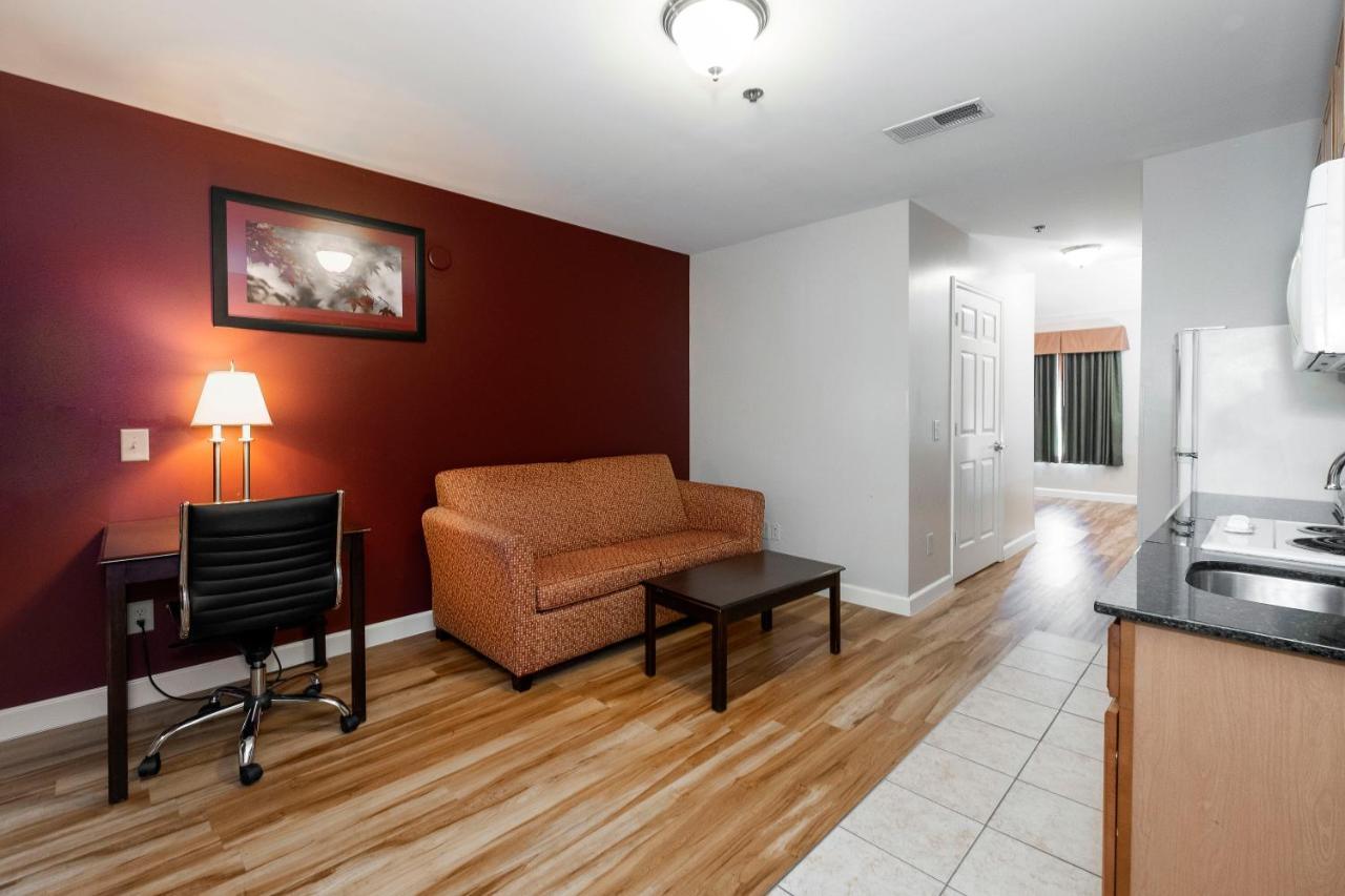 Red Roof Inn & Suites Уилсон Экстерьер фото