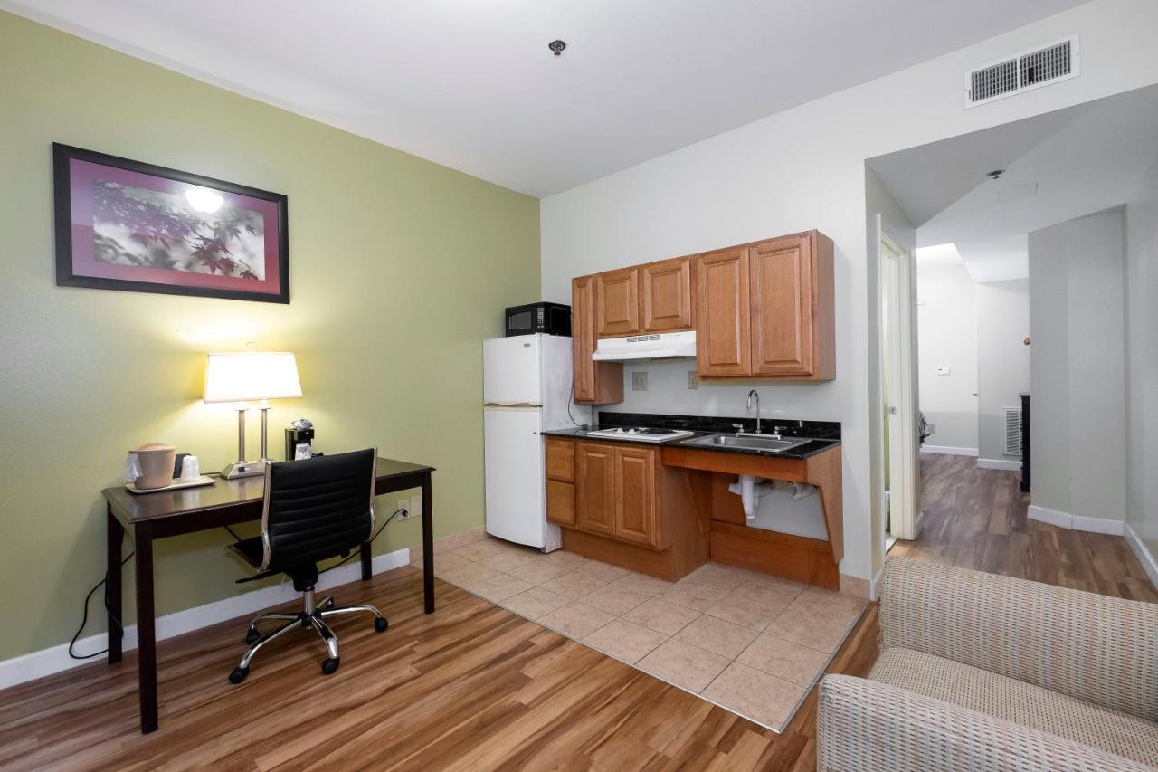Red Roof Inn & Suites Уилсон Экстерьер фото
