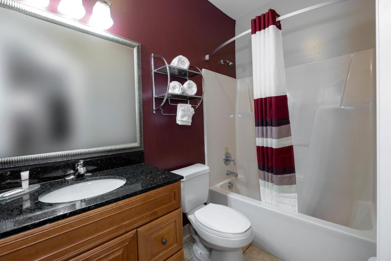 Red Roof Inn & Suites Уилсон Экстерьер фото