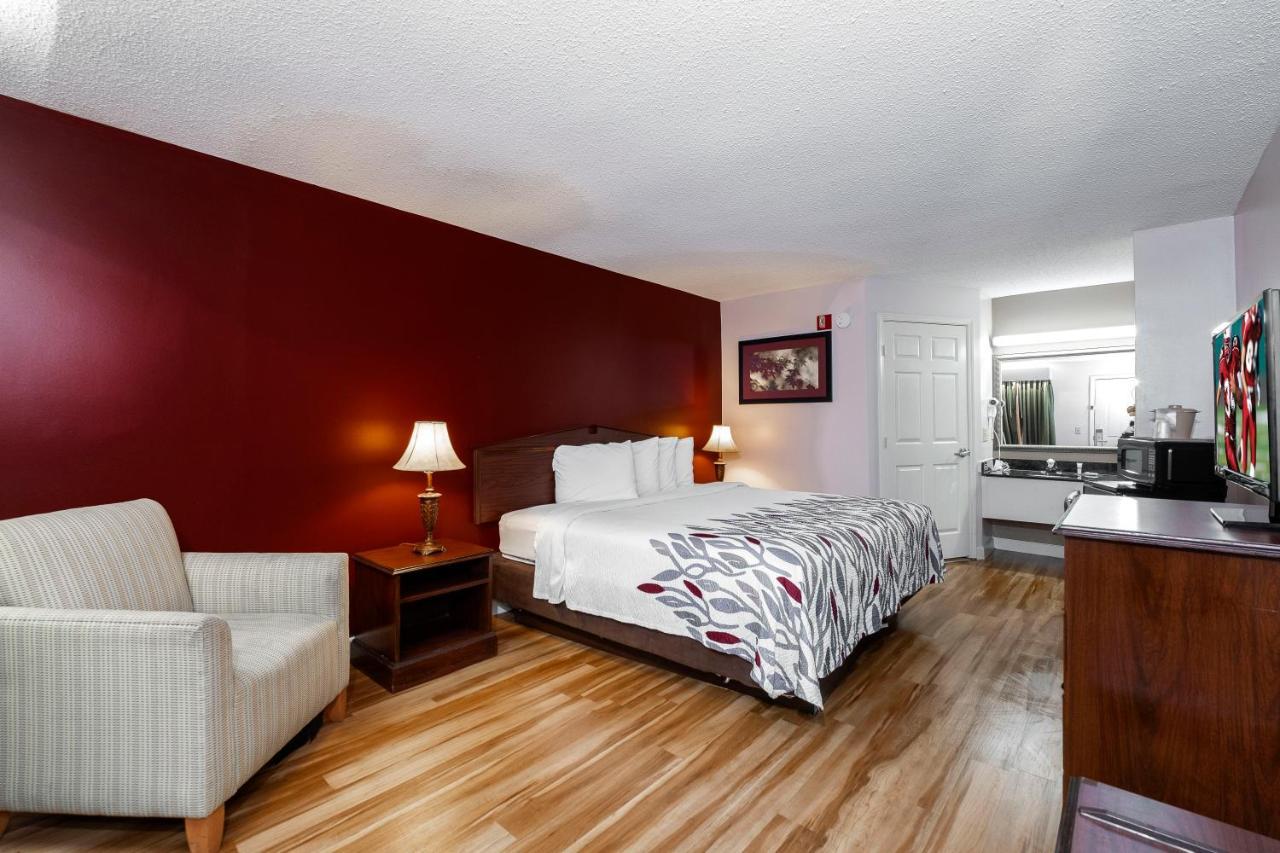 Red Roof Inn & Suites Уилсон Экстерьер фото