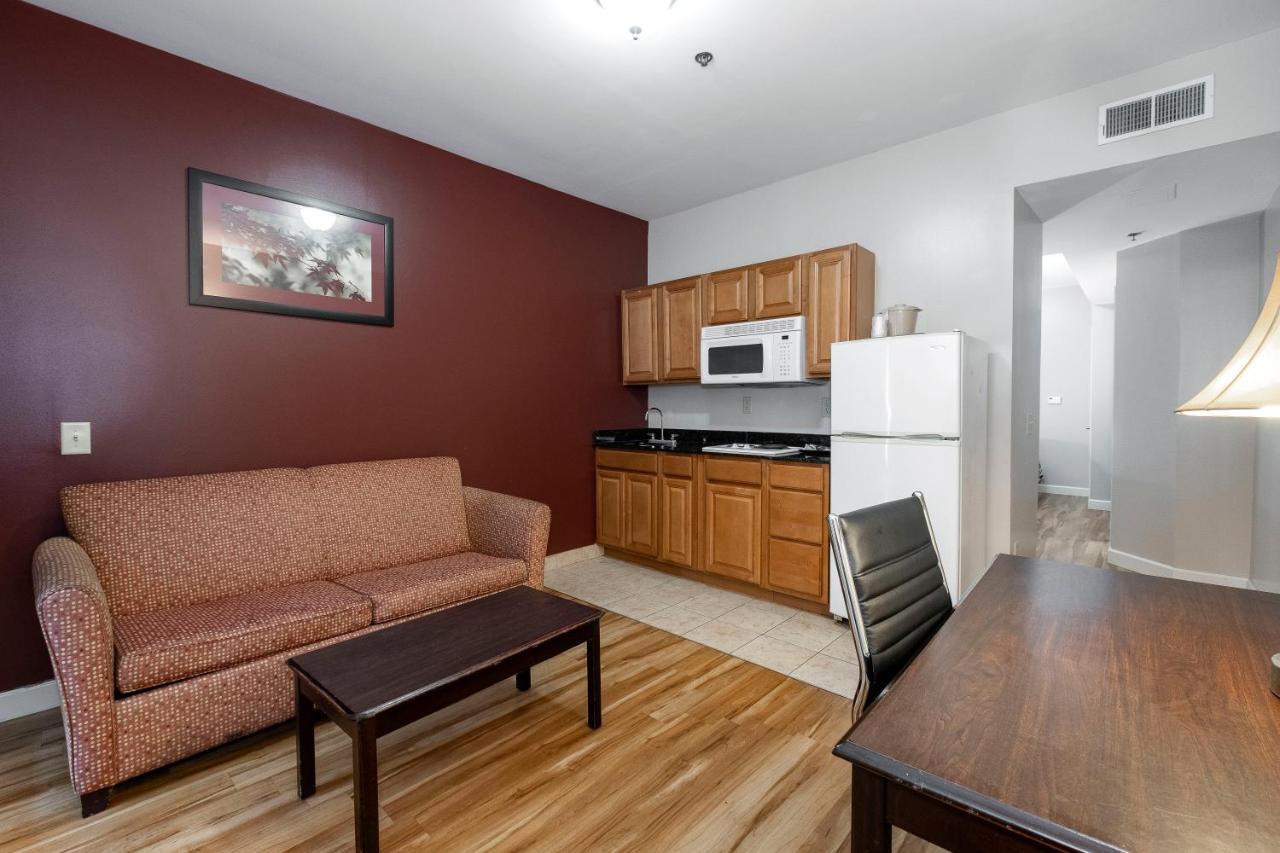 Red Roof Inn & Suites Уилсон Экстерьер фото