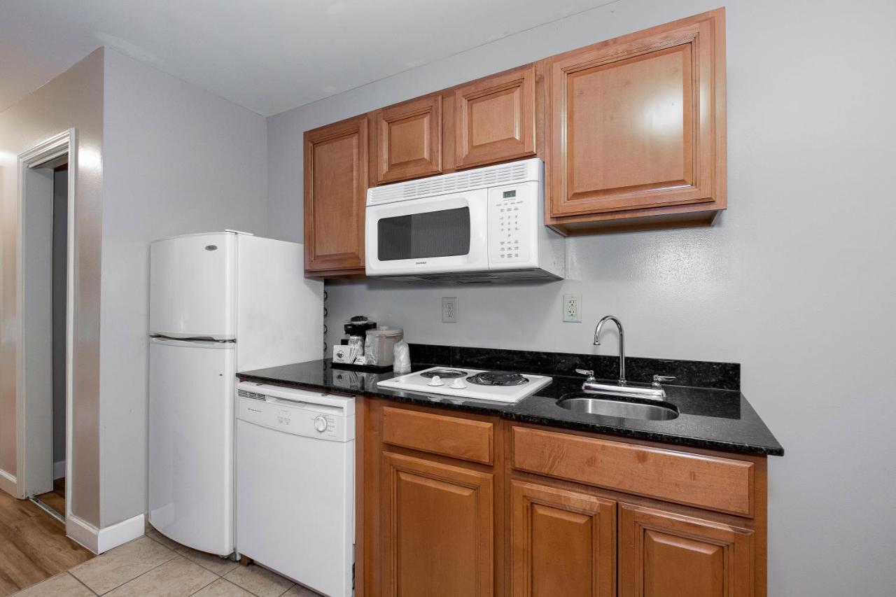 Red Roof Inn & Suites Уилсон Экстерьер фото