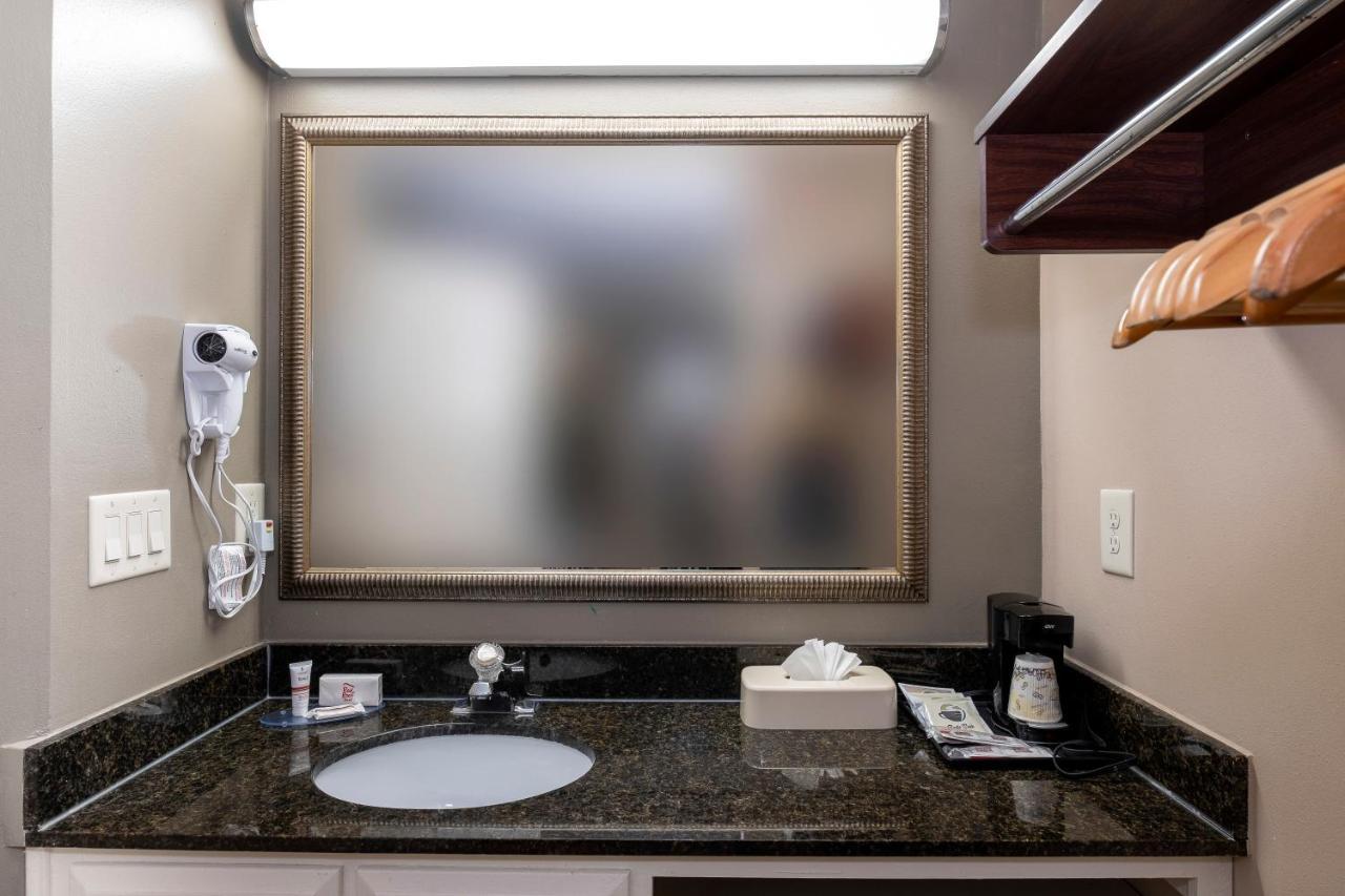 Red Roof Inn & Suites Уилсон Экстерьер фото