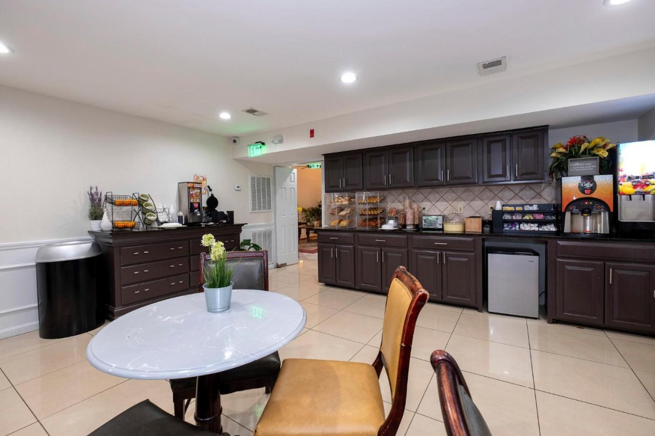 Red Roof Inn & Suites Уилсон Экстерьер фото